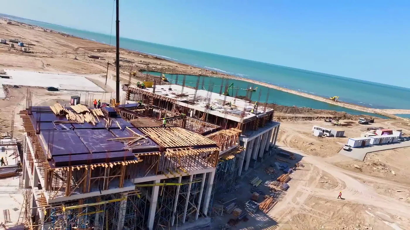 Так на курорте строят сейчас: каркасы Marina Village у берега, 2023 год. Это другой проект, не проект ATLAS