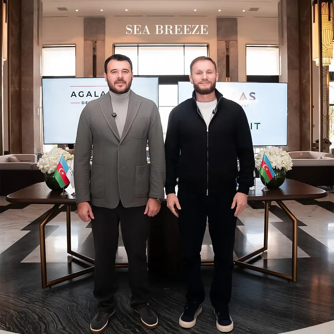 Эмин Агаларов, президент Agalarov Development (слева), и Владимир Городенкер, основатель ATLAS Development, в день подписания партнёрства. На экранах — логотипы компаний